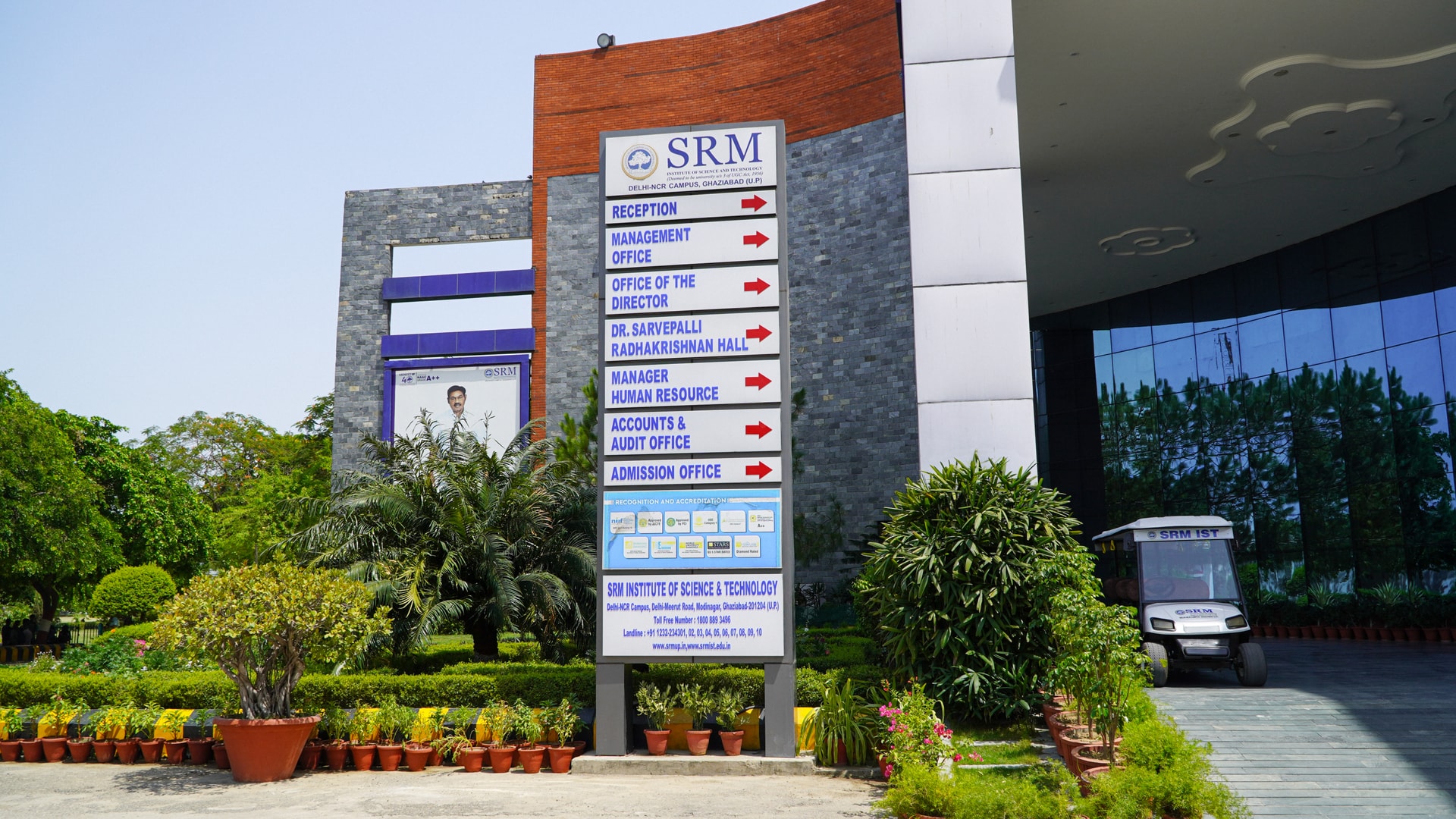 Students at an SRM IHM campus experience event